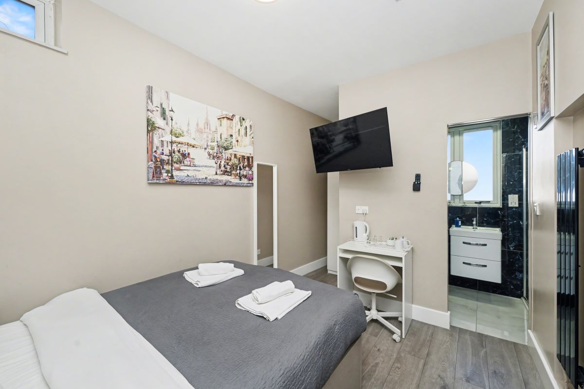 Paragraph Hotel, 6 Cheapside, North Circular Road, London, N13 5ED
