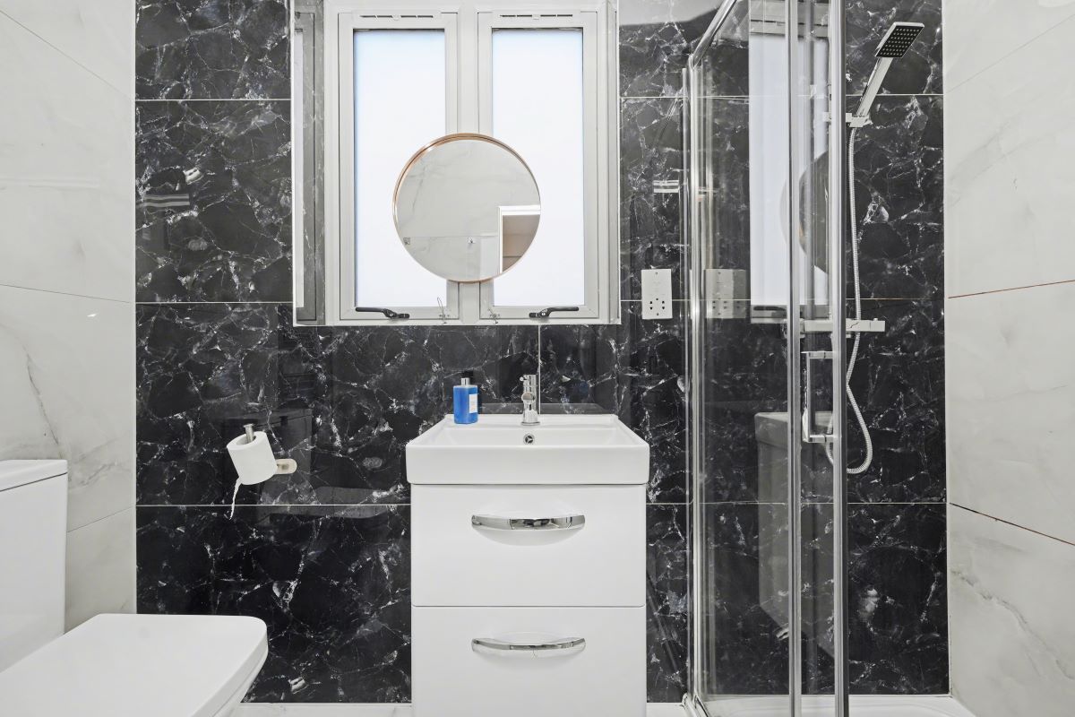 Paragraph Hotel, 6 Cheapside, North Circular Road, London, N13 5ED