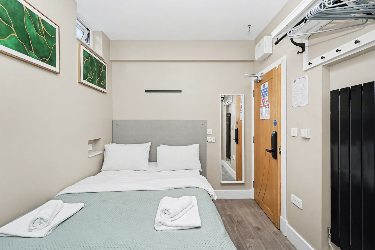 Paragraph Hotel, 6 Cheapside, North Circular Road, London, N13 5ED