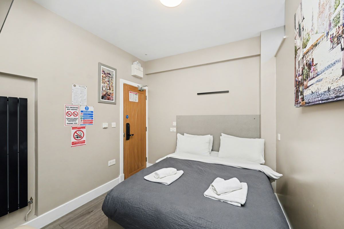 Paragraph Hotel, 6 Cheapside, North Circular Road, London, N13 5ED