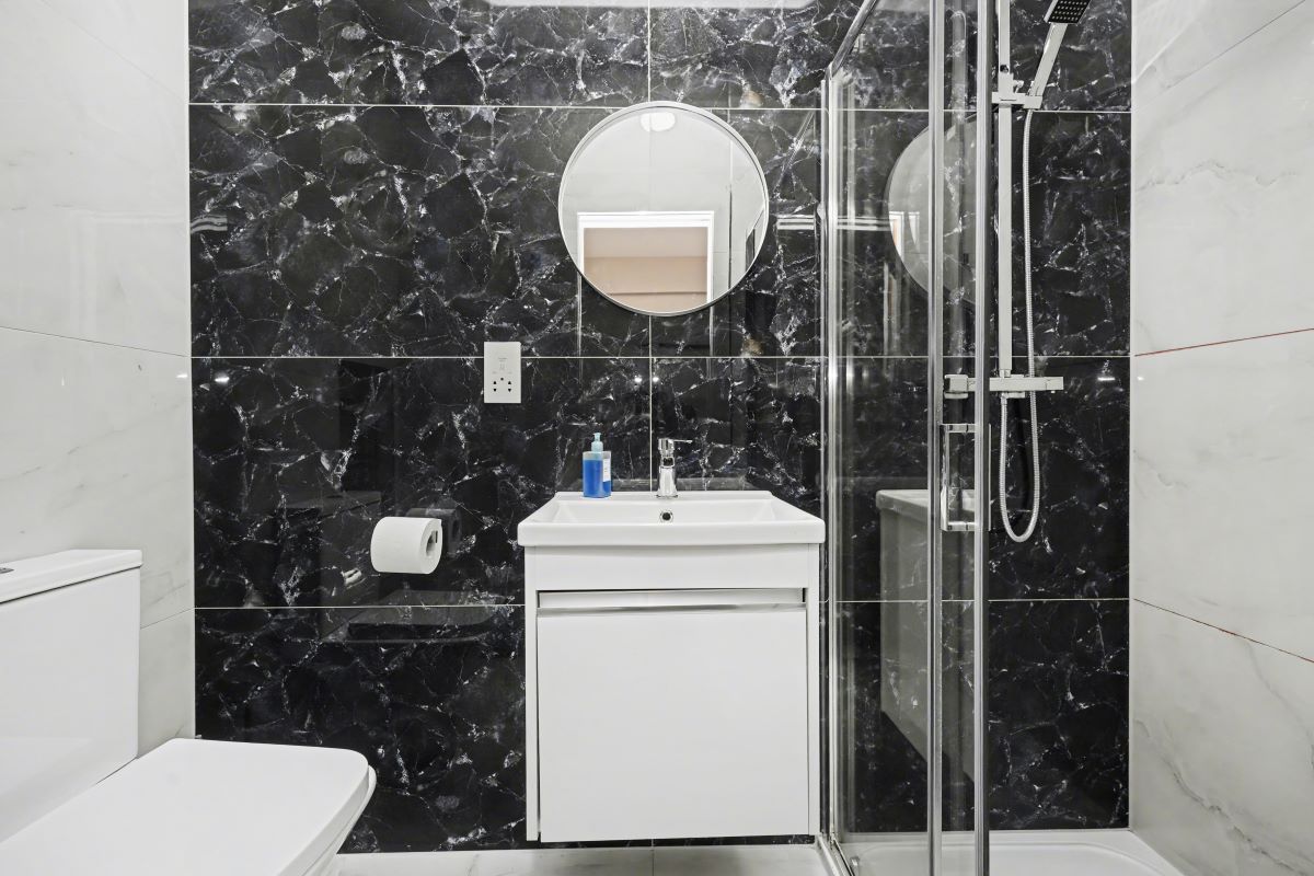Paragraph Hotel, 6 Cheapside, North Circular Road, London, N13 5ED