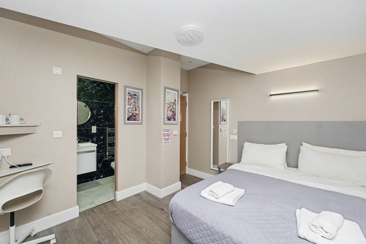 Paragraph Hotel, 6 Cheapside, North Circular Road, London, N13 5ED