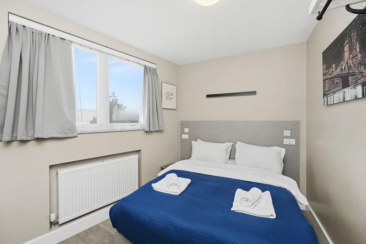 Paragraph Hotel, 6 Cheapside, North Circular Road, London, N13 5ED