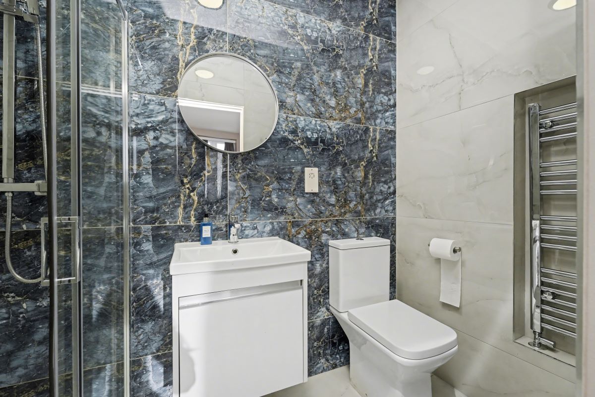 Paragraph Hotel, 6 Cheapside, North Circular Road, London, N13 5ED
