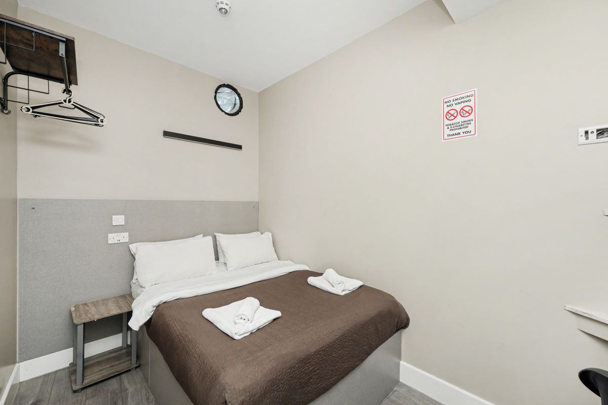 Paragraph Hotel, 6 Cheapside, North Circular Road, London, N13 5ED
