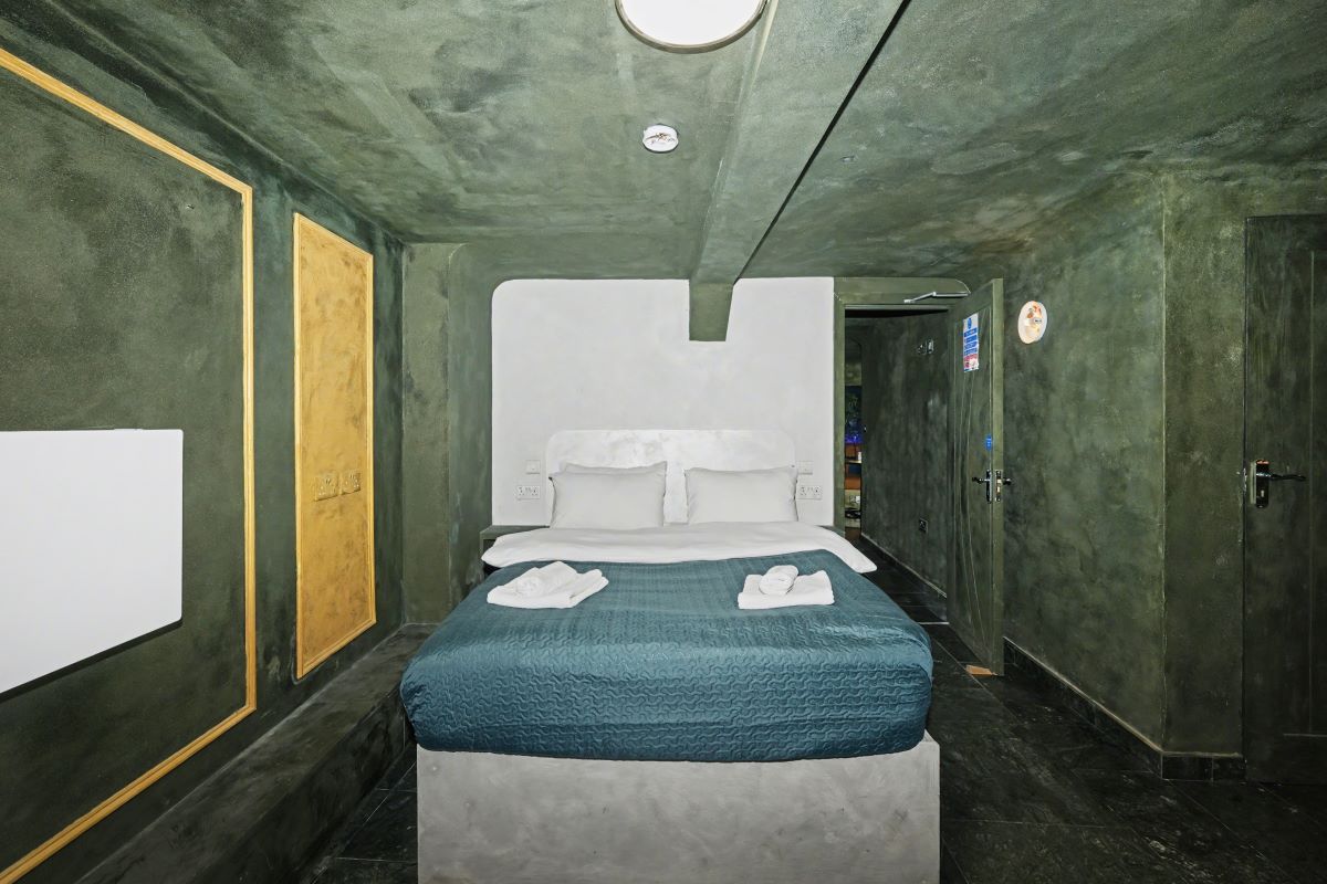 Paragraph Hotel, 6 Cheapside, North Circular Road, London, N13 5ED