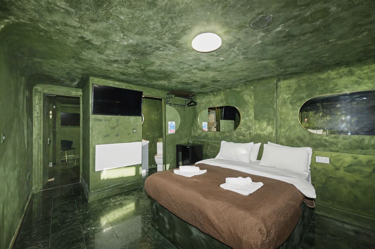 Paragraph Hotel, 6 Cheapside, North Circular Road, London, N13 5ED