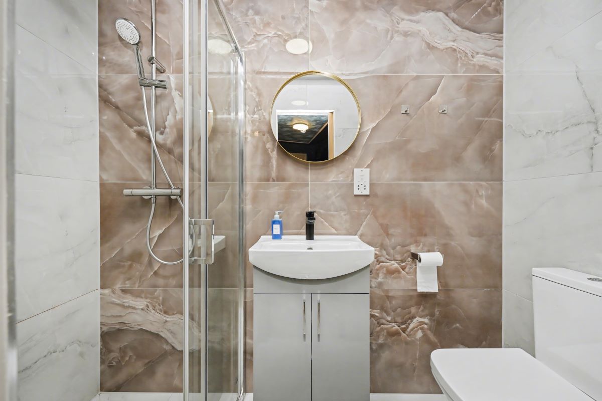 Paragraph Hotel, 6 Cheapside, North Circular Road, London, N13 5ED
