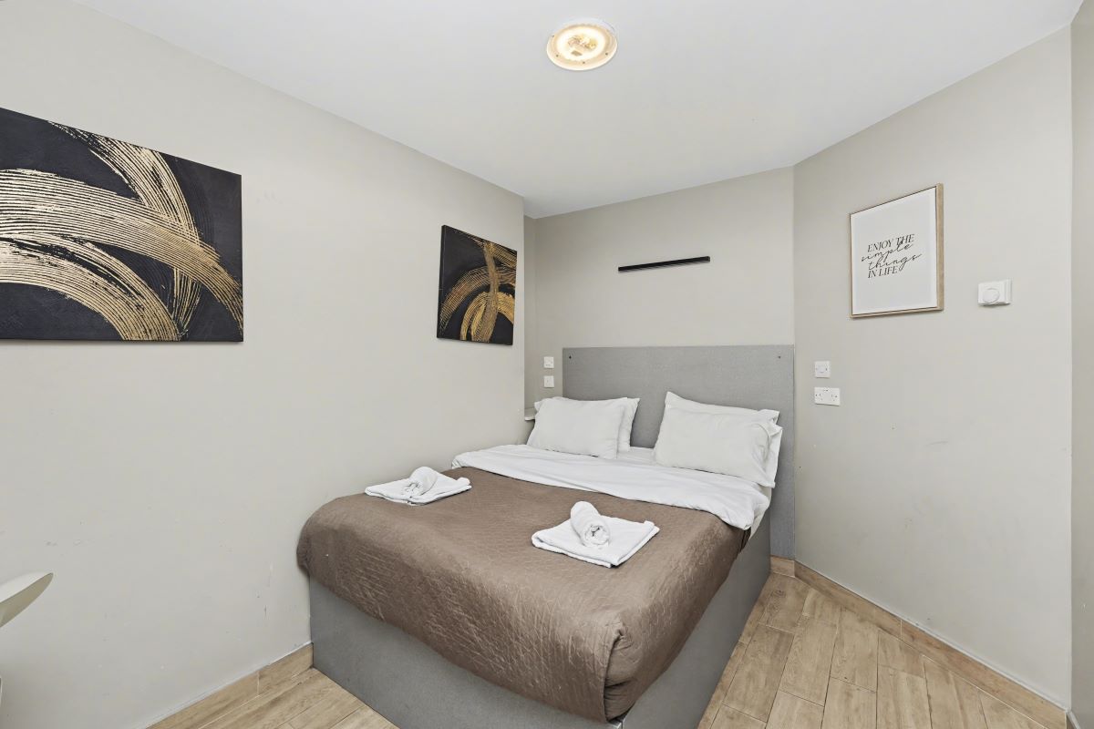 Paragraph Hotel, 6 Cheapside, North Circular Road, London, N13 5ED
