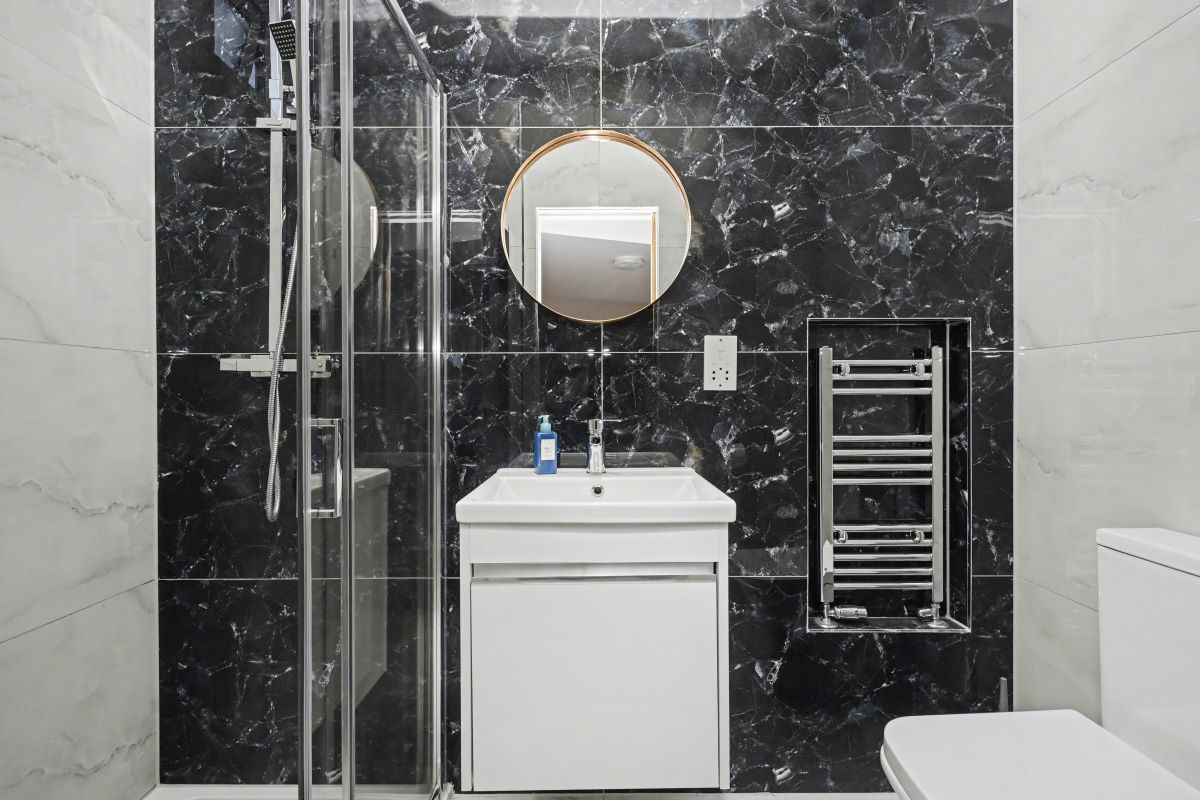 Paragraph Hotel, 6 Cheapside, North Circular Road, London, N13 5ED