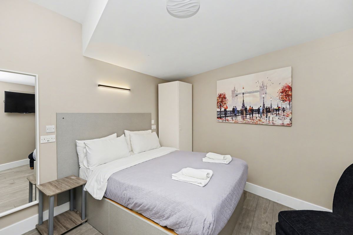 Paragraph Hotel, 6 Cheapside, North Circular Road, London, N13 5ED