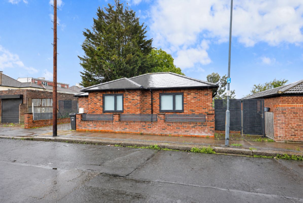 60 Brinkworth Road, Ilford, Essex, IG5 0FH