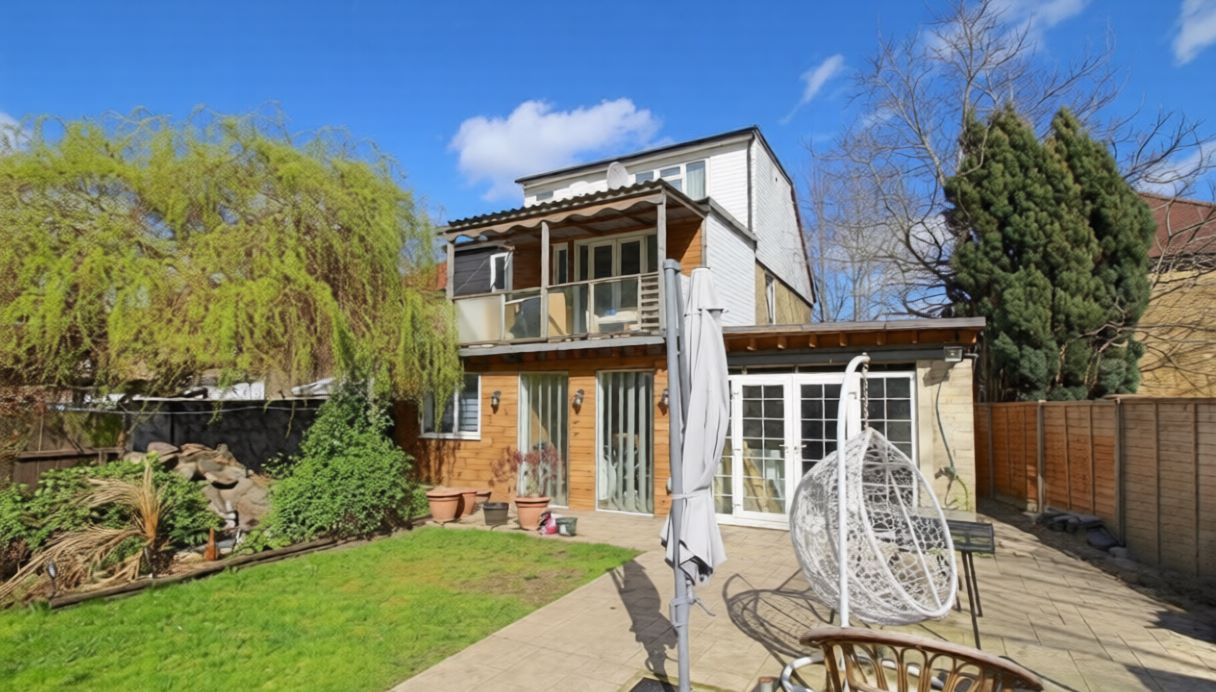 24 Montagu Crescent, London, N18 2HA -  Strettons
