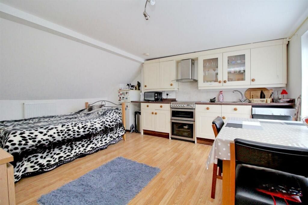 24 Montagu Crescent, London, N18 2HA -  Strettons