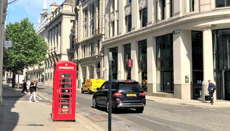 Telephone Kiosk outside Bank of China, 1-2 Lothbury, London, City of London, EC2R 7DB - Strettons