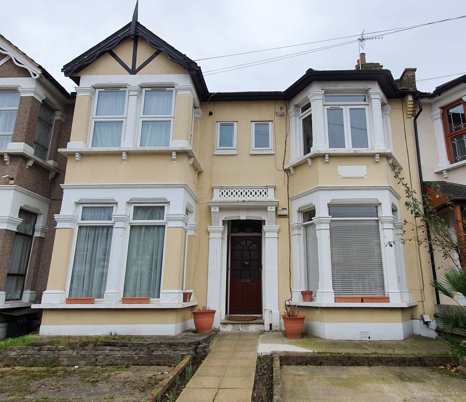 71D Courtland Avenue, Ilford, Essex, IG1 3DR - Strettons