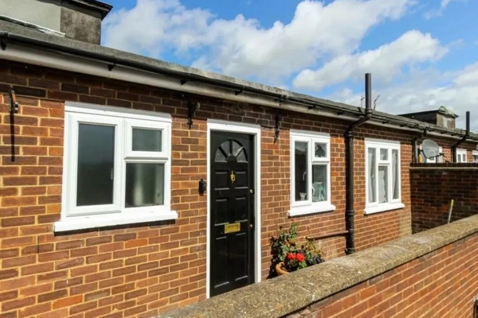 LEASEHOLD VACANT ONE BEDROOM FLAT