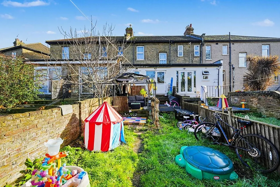 A Leasehold One Bedroom Ground Floor Garden Flat