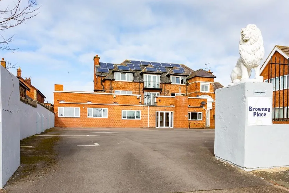 FREEHOLD DETACHED ELEVEN BEDROOM MIXED STUDENT AND PROFESSIONAL HMO