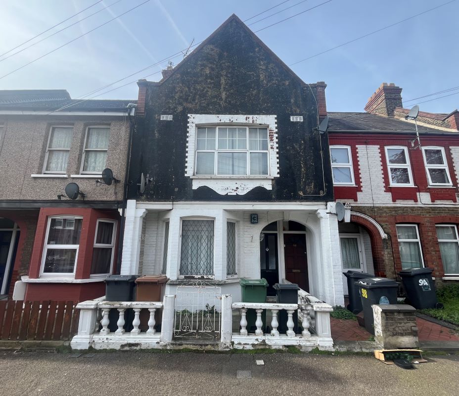 98 Morieux Road, Leyton, London, E10 7LL -  Strettons
