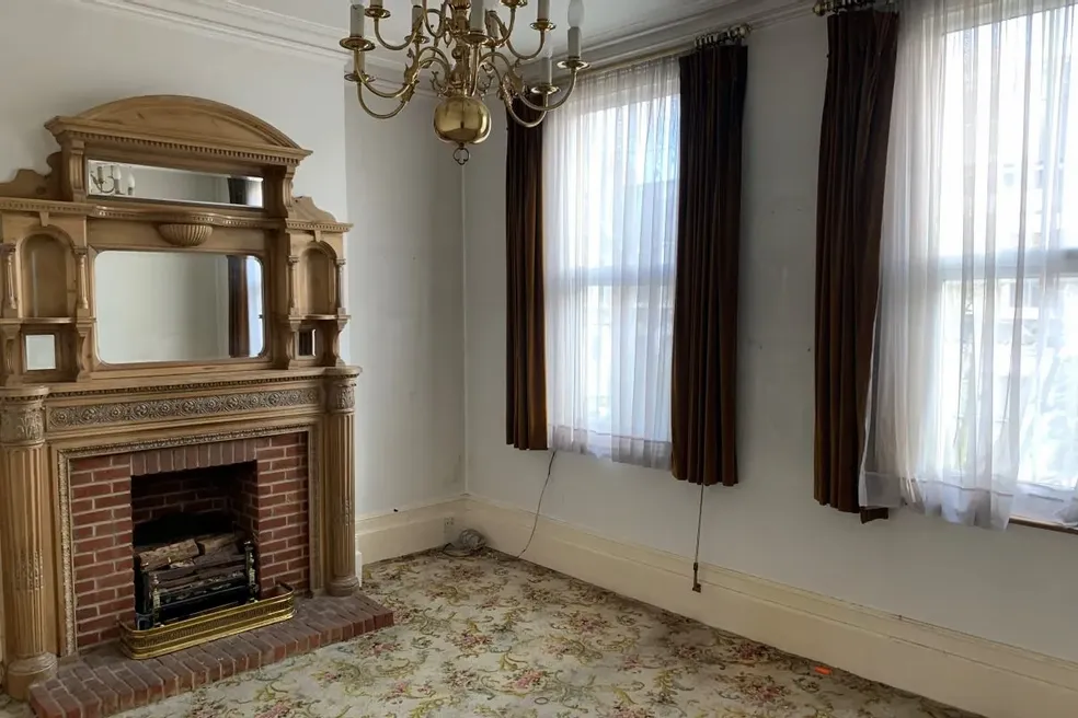 Flat sold with 1 bedroom through auction in First Floor Flat, 9