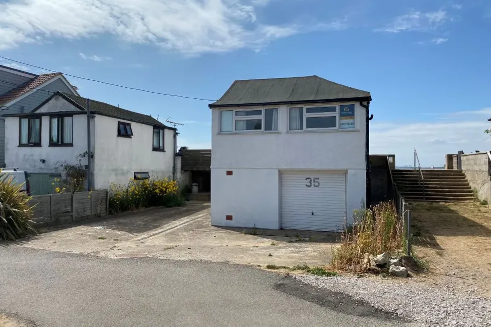 House sold with 2 bedrooms through auction in 35 Tower Estate, Point