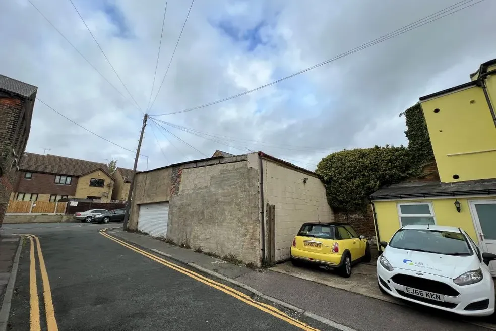 House sold with 5 bedrooms through auction in 7476 Hardres Street