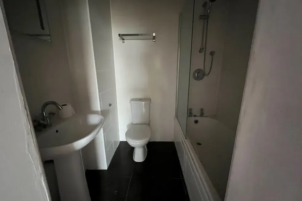 House sold with 5 bedrooms through auction in 7476 Hardres Street