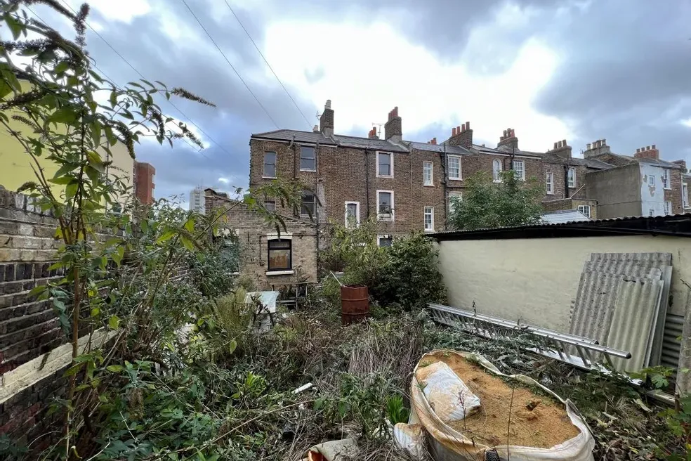 House sold with 5 bedrooms through auction in 7476 Hardres Street