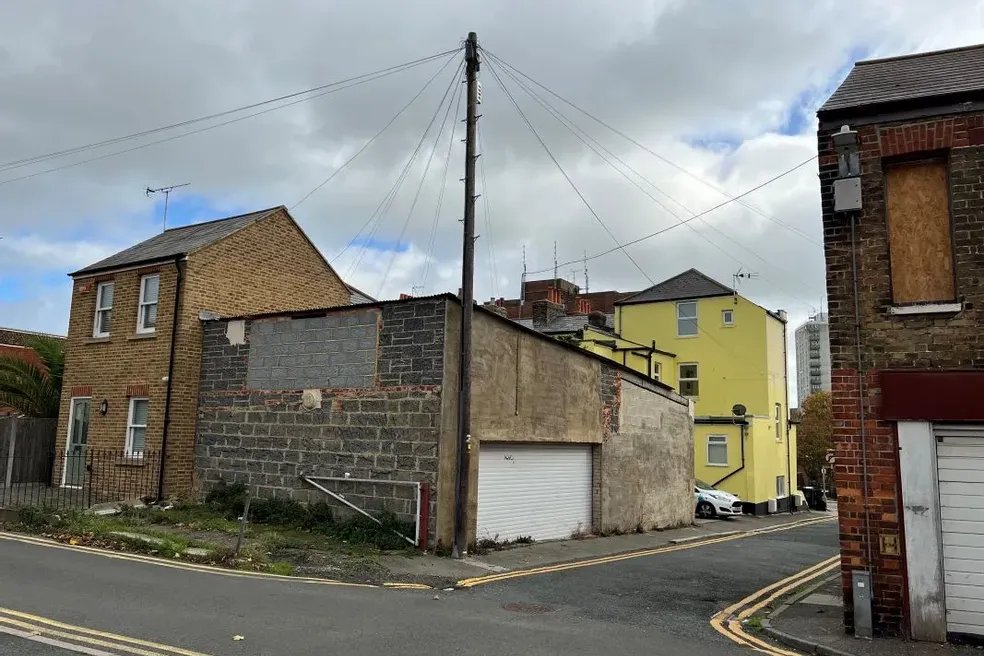 House sold with 5 bedrooms through auction in 7476 Hardres Street