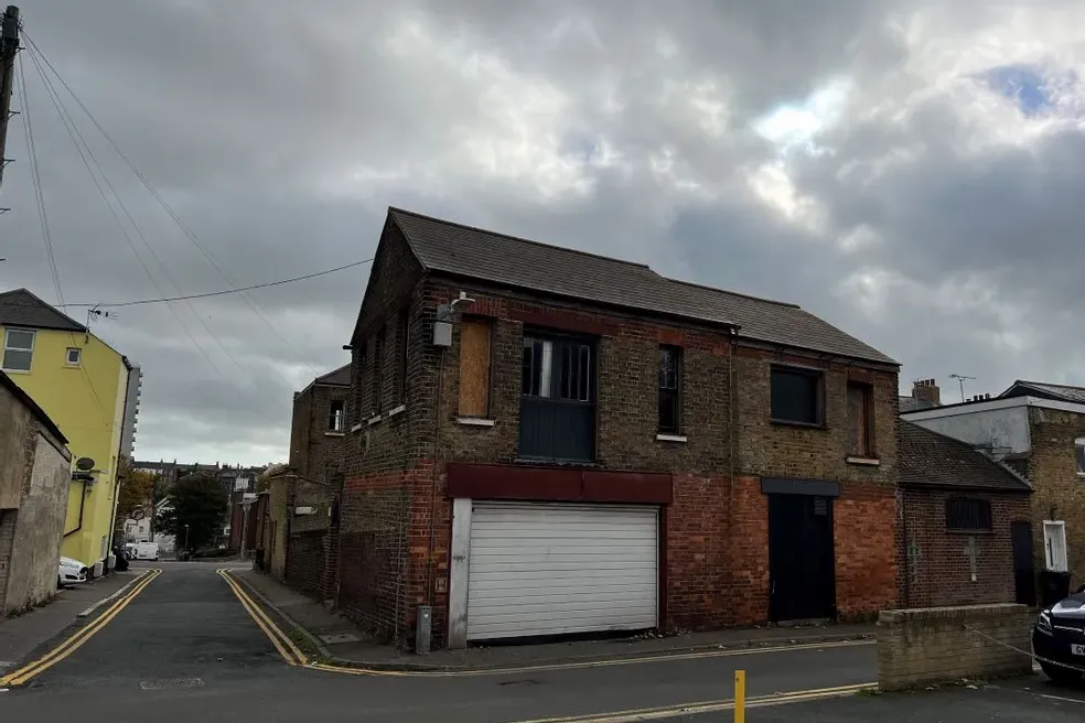 House sold with 5 bedrooms through auction in 7476 Hardres Street