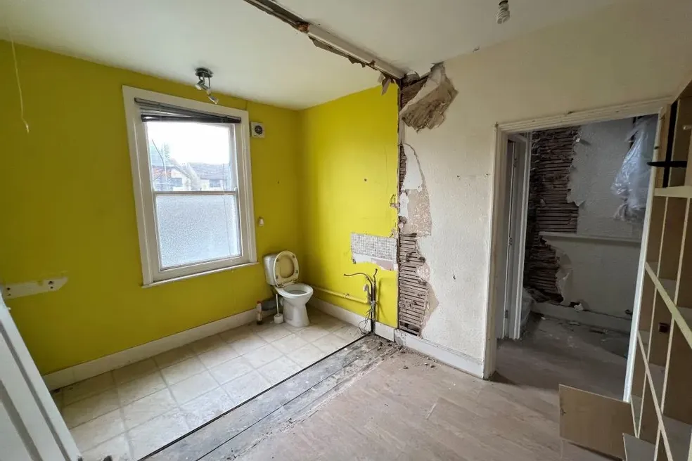 House sold with 5 bedrooms through auction in 7476 Hardres Street