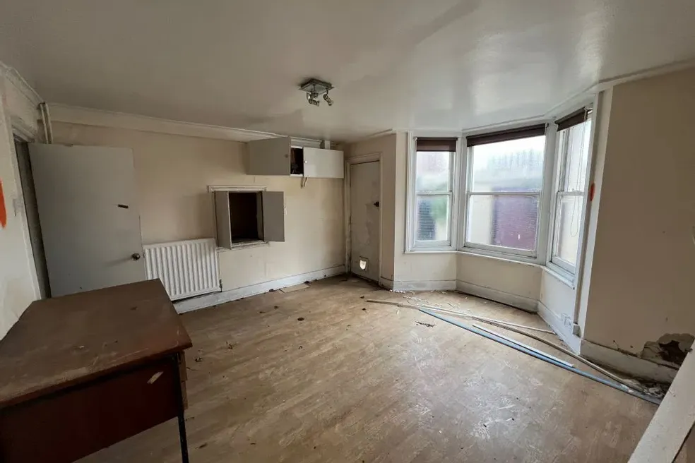 House sold with 5 bedrooms through auction in 7476 Hardres Street