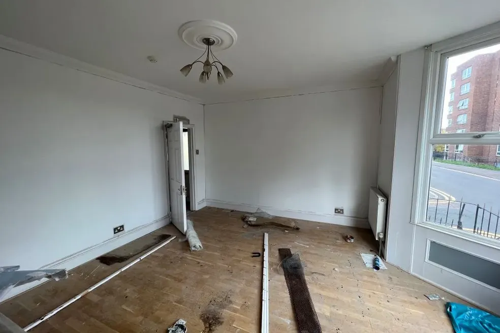 House sold with 5 bedrooms through auction in 7476 Hardres Street