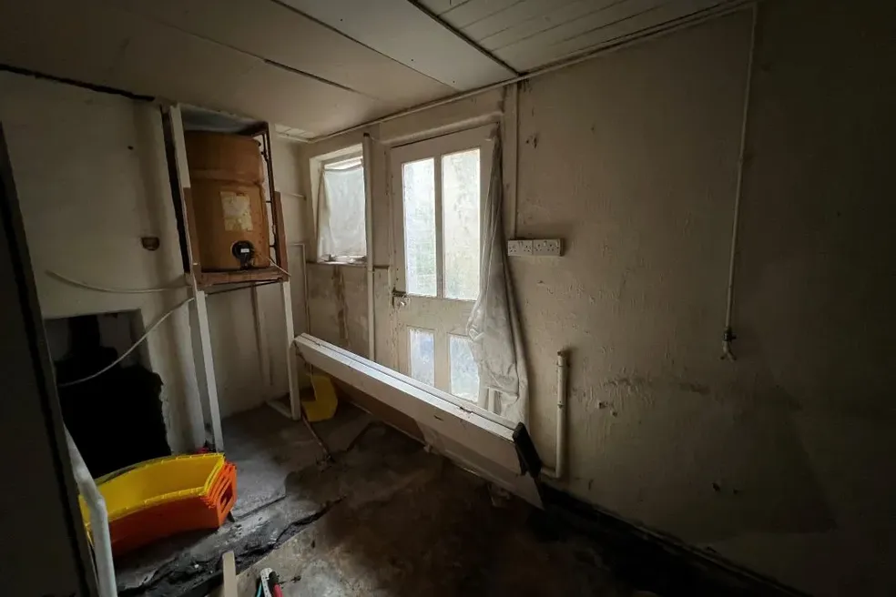 House sold with 5 bedrooms through auction in 7476 Hardres Street