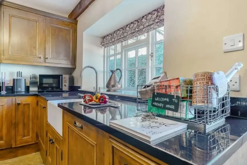 House sold with 7 bedrooms through auction in Harmby House, West End