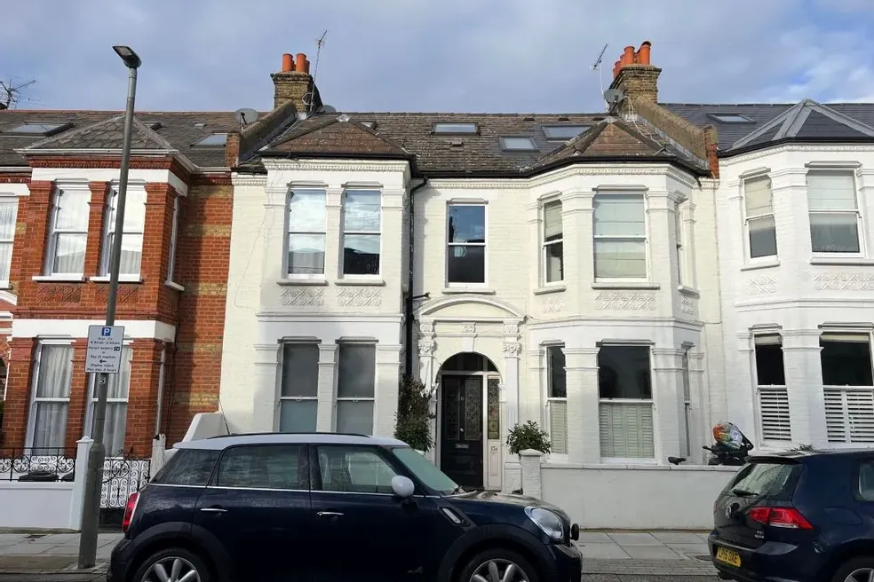Flat with 4 bedrooms through auction in 13 Kyrle Road, London, SW11 6BD