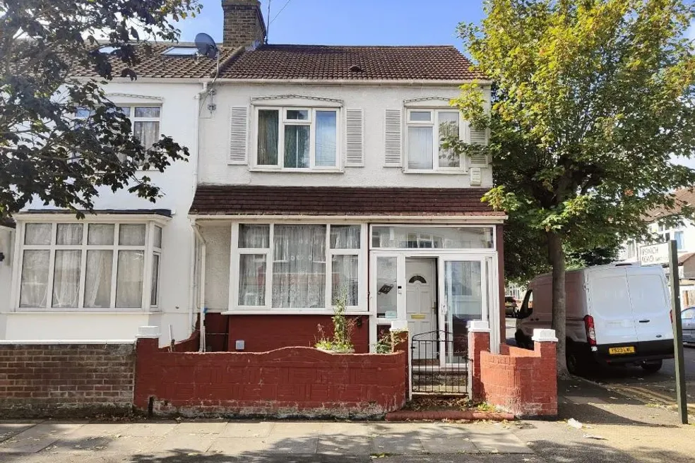 House sold with 3 bedrooms through auction in 150 Seely Road, Tooting
