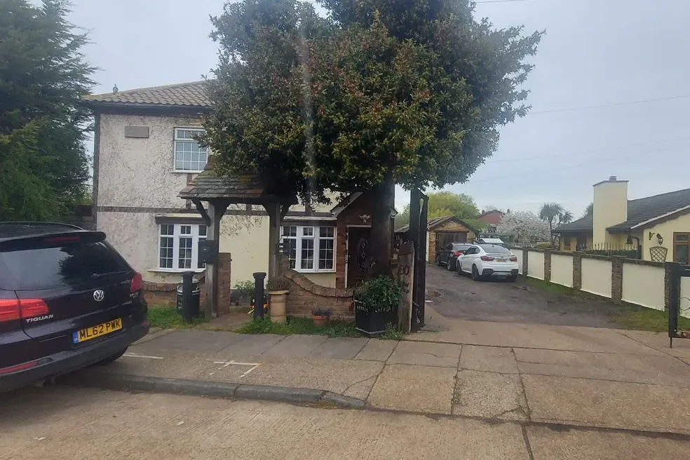 House with 6 bedrooms through auction in 80 Farm Road, Rainham, Essex