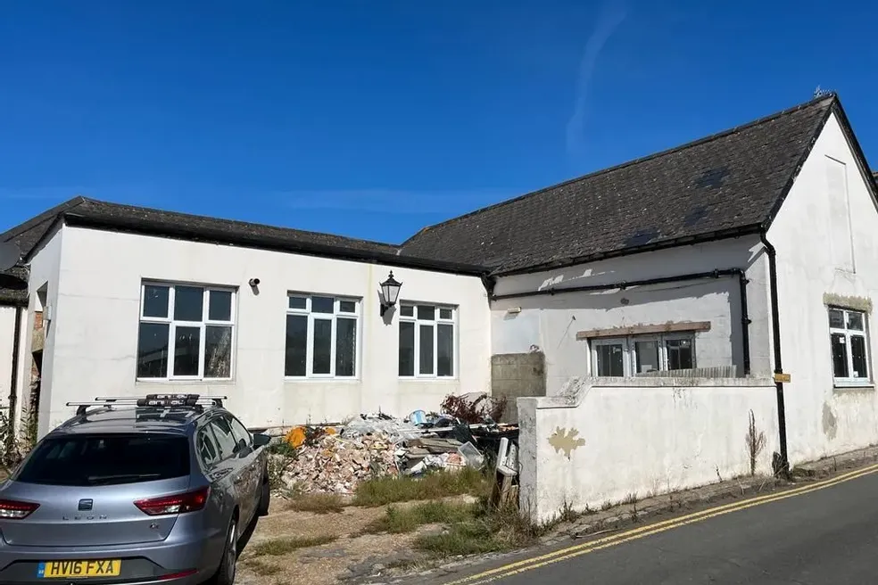 Flat sold with 10 bedrooms through auction in The Junction, 99 Station