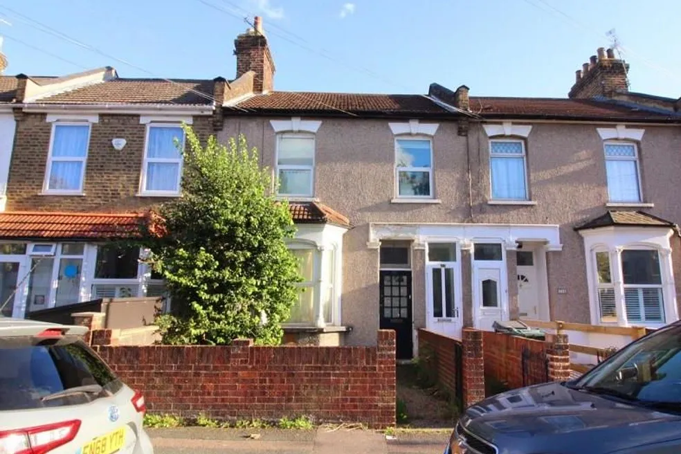 Flat sold with 1 bedroom through auction in 98 Markhouse Avenue