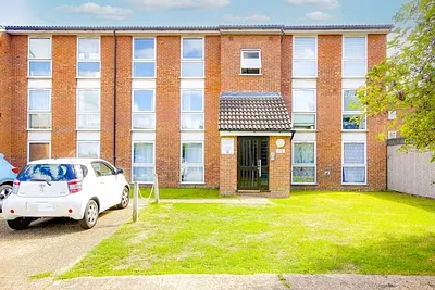 Poplar Grove, London, Greater London, N11 -  Strettons