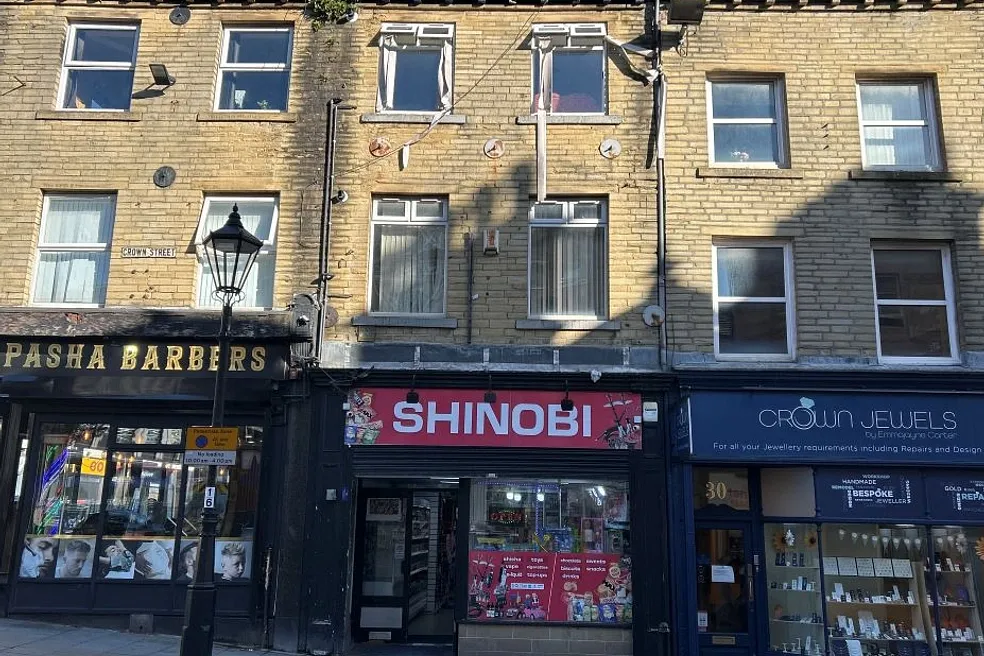 Lot 49 - FREEHOLD COMMERCIAL INVESTMENT PRODUCING £9,000 P.A. PLUS TWO VACANT ONE BEDROOM FLATS