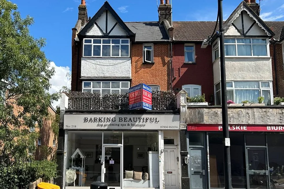 218 High Road, Woodford Green, Essex, IG8 9HH -  Strettons