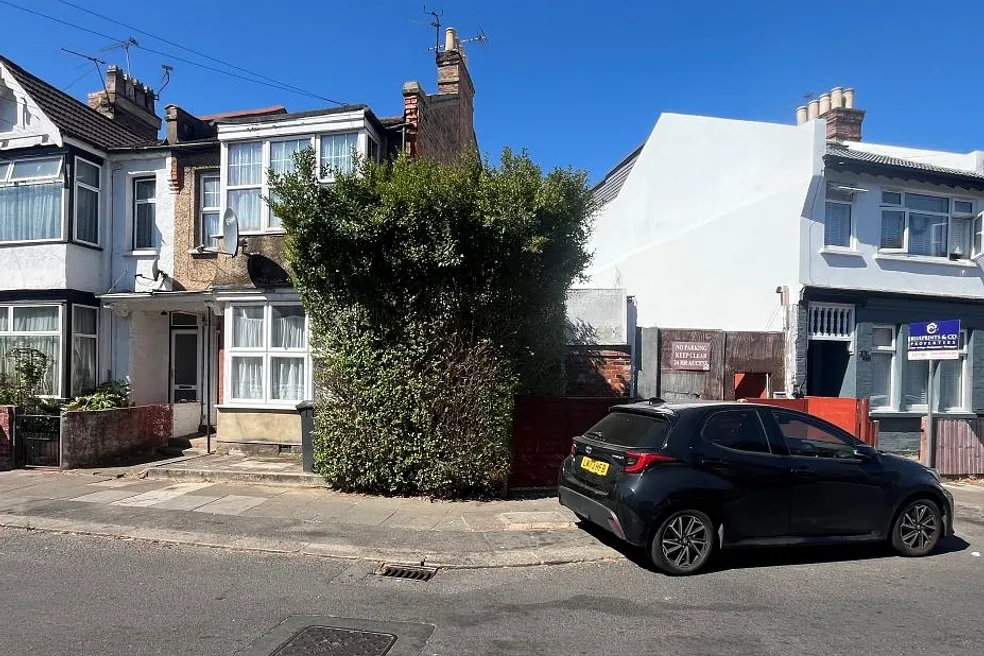 Freehold Vacant End of Terrace House with a Side Yard & Store Room
