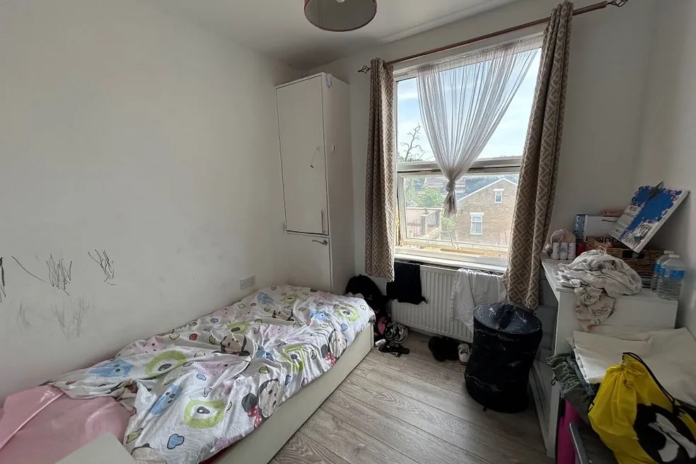 FREEHOLD MIXED USE INVESTMENT - TAKE-AWAY SHOP, 4 FLATS (2 x 2 BEDS & 2 x 1 BEDS) & VACANT BASEMENT