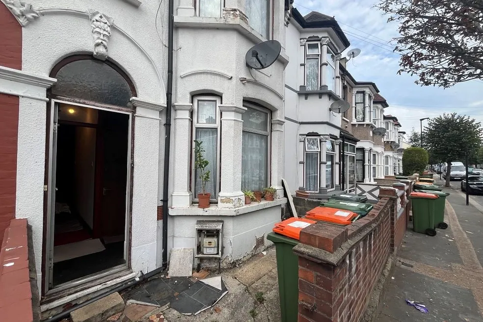 FREEHOLD TERRACED HOUSE SPLIT INTO TWO FLATS