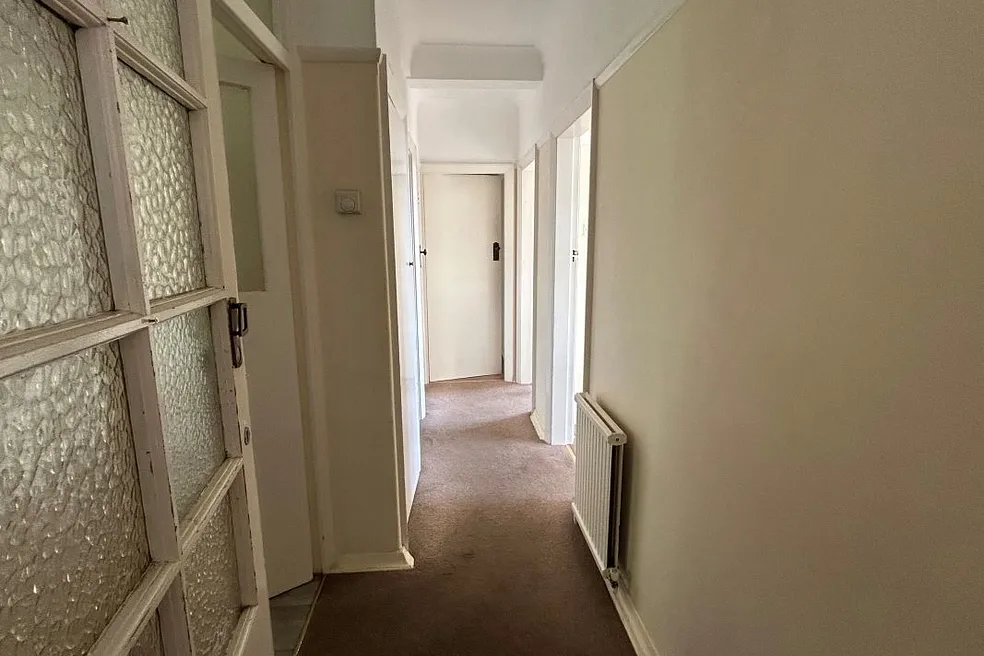 LONG LEASEHOLD VACANT TWO BED FLAT FOR MODERNISATION