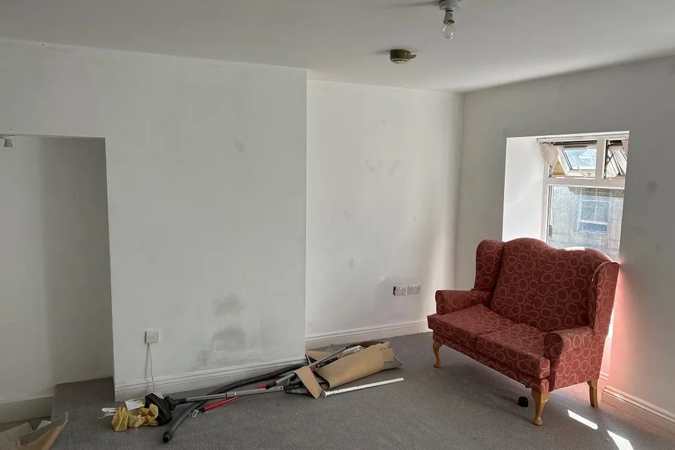 FREEHOLD COMMERCIAL INVESTMENT PRODUCING £9,000 P.A. PLUS TWO VACANT ONE BEDROOM FLATS