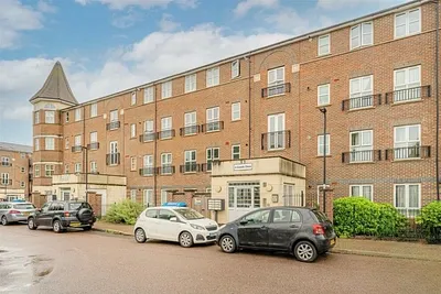 Gareth Drive, London, N9 - Strettons